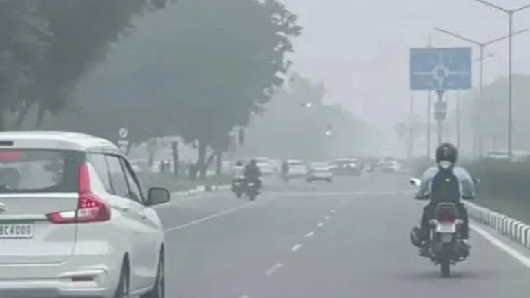 Haryana Weather: हरियाणा में बारिश थमते ही बढ़ी सुबह-शाम की ठिठुरन, नारनौल में 13 डिग्री पहुंचा न्यूनतम पारा