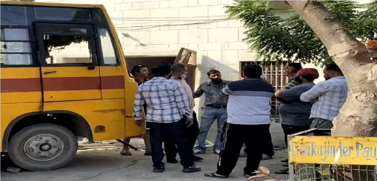 Jalandhar School Bus Accident : जालंधर के सोढल में अनियंत्रित होकर घर के गेट से टकराई स्कूल बस, 10 बच्चे थे सवार