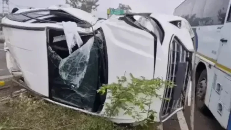 Karnal Car Accident: करनाल में बाल-बाल बचे दो कॉलेज छात्र, NH-44 पर डिवाइडर से टकराकर पलटी ग्रैंड आई-10 कार