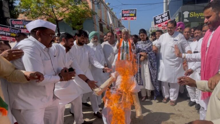 Karnal Congress Protest Nilokheri: नीलोखेड़ी में कांग्रेस का प्रदर्शन, पुतला फूंकते वक्त जलते पुतले की चपेट में आने से बाल-बाल बचे प्रदेश अध्यक्ष