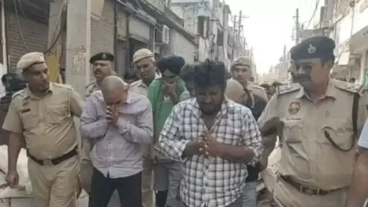 Karnal Crime News: करनाल में मोबाइल दुकानदार पर हमला करने वाले 5 आरोपी गंजे होकर मांगते दिखे माफी
