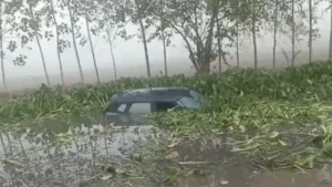 Karnal News: करनाल में ट्रक को साइड देते समय गहरी खाई में डूबी रेंज रोवर, ऐसे बची सरपंच प्रतिनिधि की जान