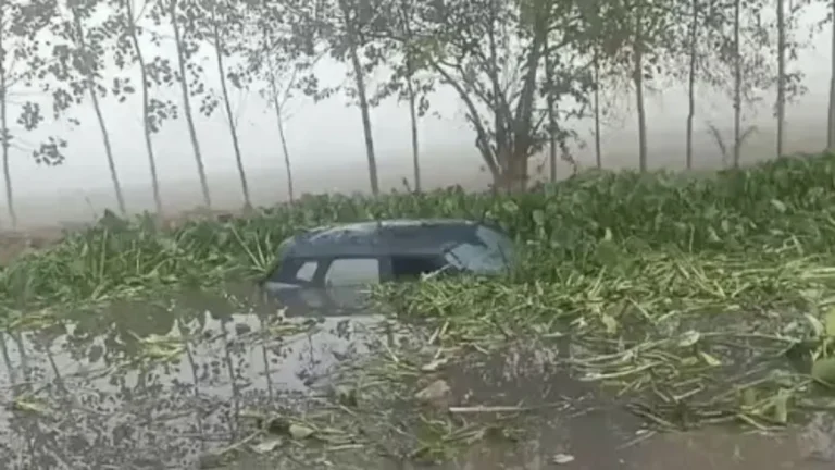 Karnal News: करनाल में ट्रक को साइड देते समय गहरी खाई में डूबी रेंज रोवर, ऐसे बची सरपंच प्रतिनिधि की जान