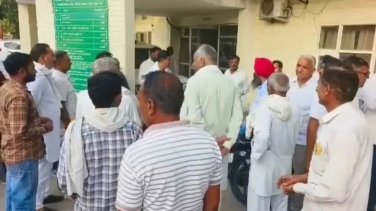 Karnal News: घरौंडा अनाज मंडी में फूटा किसानों का गुस्सा, 8 दिन बाद भी शुरू नहीं हुई धान खरीद, एसडीएम ने संभाला मोर्चा