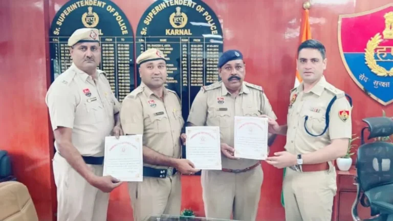 Karnal Police Save Woman: करनाल पुलिस की बहादुरी, नहर में डूब रही महिला की जान बचाने वाले तीन पुलिसकर्मी एसपी द्वारा सम्मानित