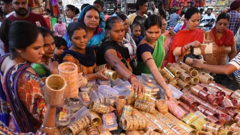 Karwa Chauth shopping: करवा चौथ पर बाजारों में उमड़ी सुहागिनों की भीड़, सजी चूड़ियों और डिजाइनर कंगनों की दुकानें