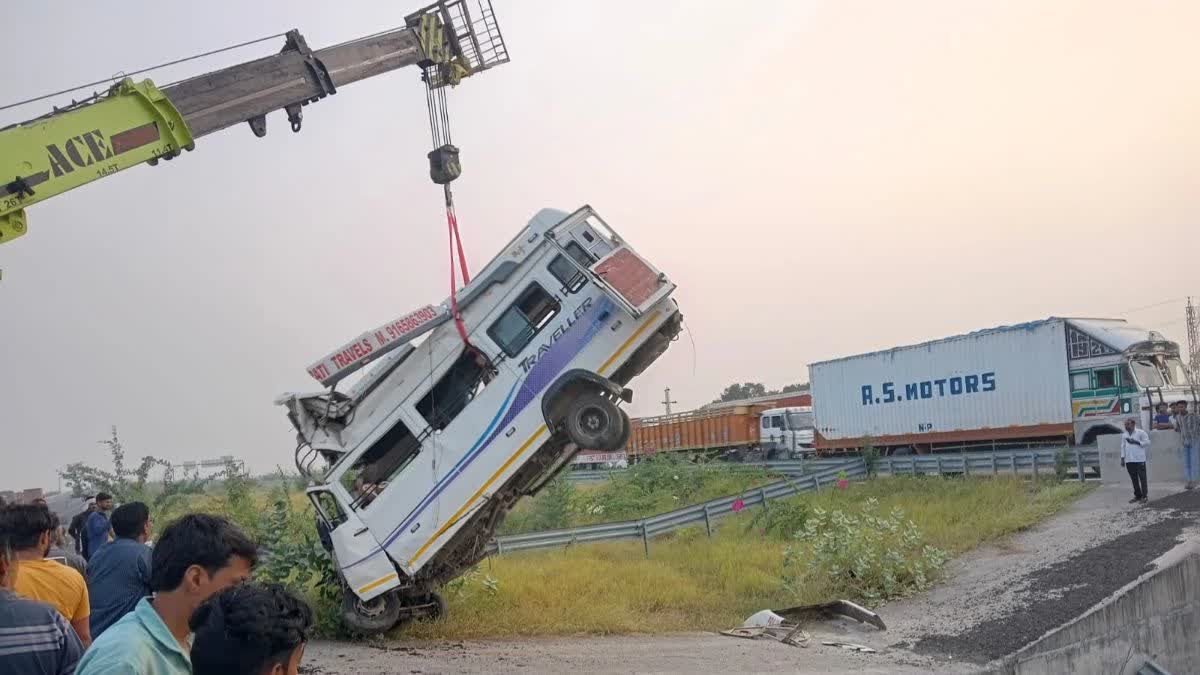 Kota Traveller Accident कोटा में दिल्ली-मुंबई एक्सप्रेसवे पर ट्रैवलर हादसा, 8 की मौत; 17 घायल