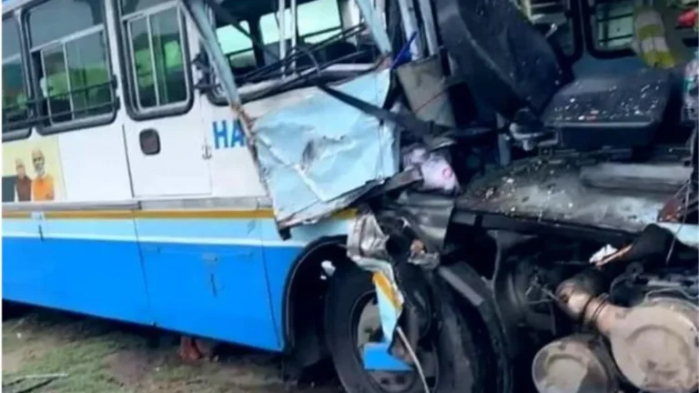 Kurukshetra Accident: कुरुक्षेत्र में बैरिकेडिंग तोड़ घुसी तेज रफ्तार बस, मजदूर की मौके पर मौत