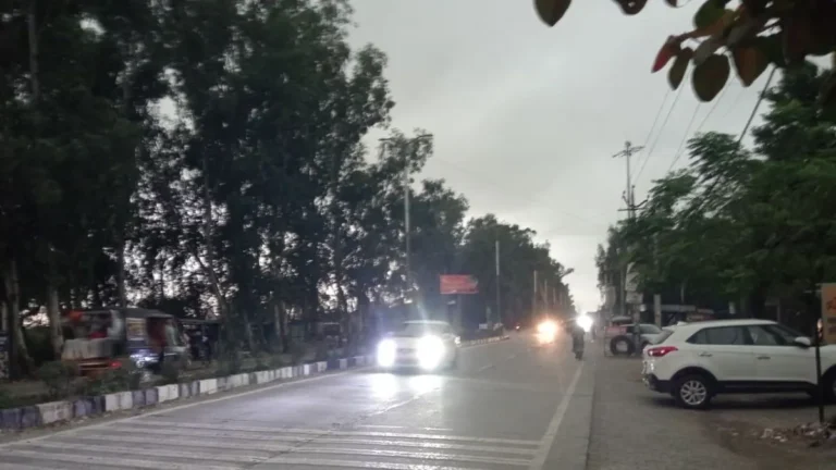 Kurukshetra weather: दिन में ही हो गई रात! कुरुक्षेत्र में घने बादलों के बीच अचानक झमाझम बरसे बदरा