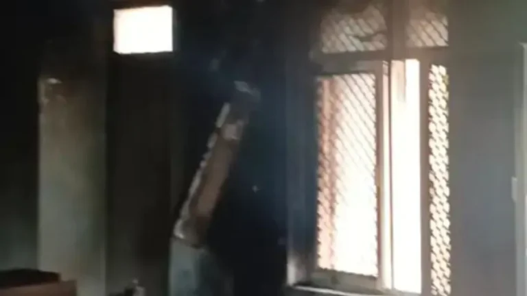 Mahendragarh News: हरियाणा केंद्रीय विश्वविद्यालय में बीटेक ब्लॉक के क्लासरूम में फटा एसी, आग लगने से मचा हड़कंप, छात्रों ने किया प्रदर्शन