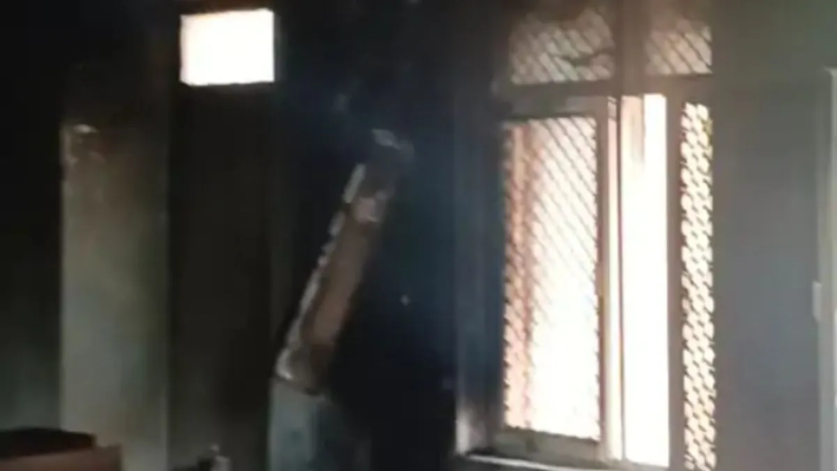 Mahendragarh News: हरियाणा केंद्रीय विश्वविद्यालय में बीटेक ब्लॉक के क्लासरूम में फटा एसी, आग लगने से मचा हड़कंप, छात्रों ने किया प्रदर्शन