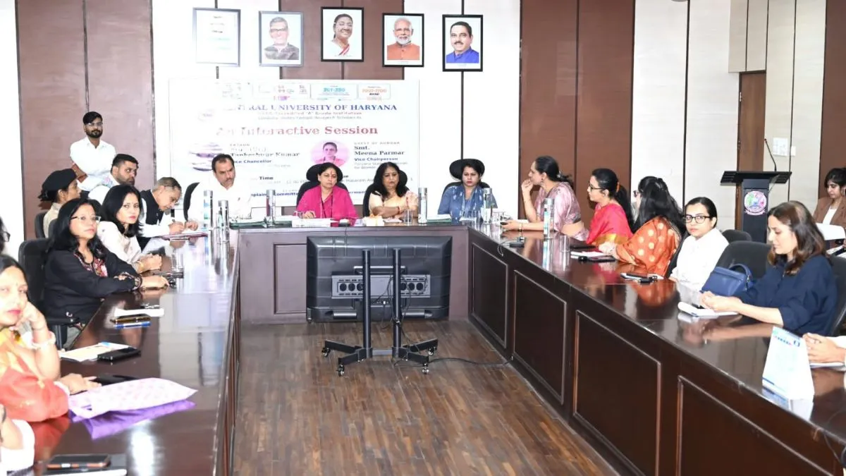 Mahendragarh News: हकेवि में महिला आयोग की उपाध्यक्ष मीना परमार का दौरा, छात्राओं को उद्यमी और लीडर बनने के लिए किया प्रेरित