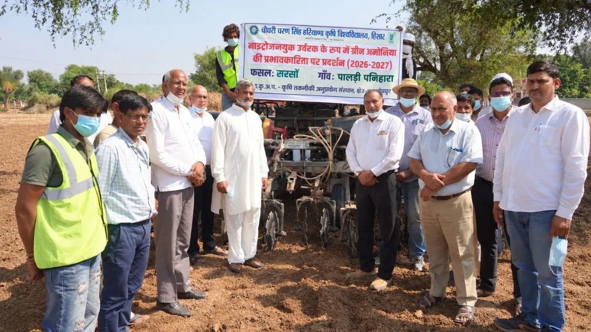 Mahendragarh News: विधायक कंवर सिंह यादव ने पालड़ी पनिहारा के खेतों में पहुंचकर लिया ग्रीन अमोनिया प्रदर्शन का जायजा