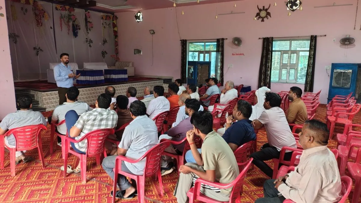 Nangal Chaudhary City News: त्योहारी सीजन में शुद्ध एवं गुणवत्तापूर्ण मिठाइयां बनाने के लिए खाद्य सुरक्षा अधिकारी ने दुकानदारों को किया जागरूक