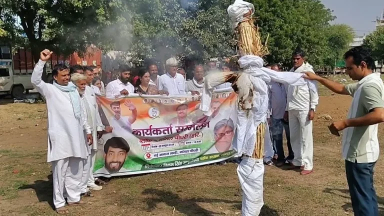 Nangal Chaudhary News: कांग्रेस कार्यकर्ताओं ने मुख्य चुनाव आयुक्त का पुतला फूंककर जताया रोष, पद से हटाने की मांग