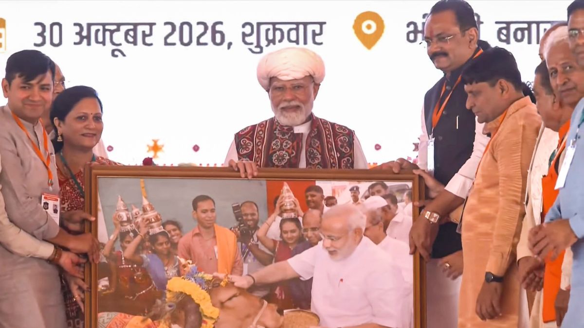 Narendra Modi Gujarat Visit बनासकांठा में किसानों के बीच पहुंचे PM मोदी; सभा में कुर्सियों की जगह चारपाइयां, बोले- गिनीज बुक में दर्ज हो सकता था रिकॉर्ड
