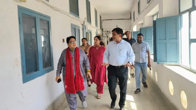 Narnaul : हरियाणा महिला आयोग की सदस्य सुनीता लोहचब ने किया नारनौल का दौरा, कॉलेजों और महिला थाने की व्यवस्थाओं का लिया जायजा