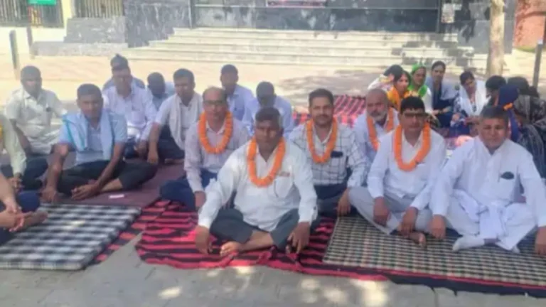 Narnaul : TET/HTET शर्त के खिलाफ अध्यापकों का हल्लाबोल, सुभाष पार्क के गेट पर एक दिवसीय भूख हड़ताल और सत्याग्रह
