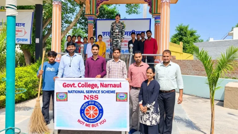 Narnaul : राजकीय महाविद्यालय नारनौल के एनएसएस स्वयंसेवकों ने गोद लिए गांव पटीकरा में चलाया स्वच्छता अभियान