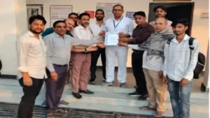 Narnaul News: मदार–रोहतक एक्सप्रेस की समय-सारणी बदलने की मांग, नारनौल के दैनिक यात्रियों ने रेलवे को सौंपा ज्ञापन, सुबह 8:30 बजे चलाने का आग्रह