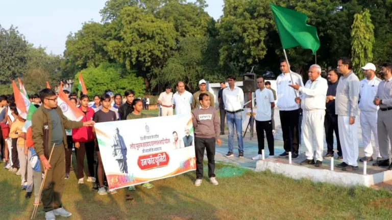 Narnaul News: ‘रन फॉर यूनिटी’ दौड़ में शहर के युवाओं, विद्यार्थियों और खिलाड़ियों ने लिया बढ़-चढ़कर हिस्सा, विधायक ओपी यादव ने दिखाई हरी झंडी