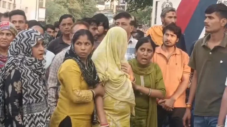 Narnaul News Update: नारनौल में विनोद सैनी आत्महत्या मामला, परिजनों ने थाने के बाहर किया प्रदर्शन, पुलिस ने निष्पक्ष जांच का दिया आश्वासन