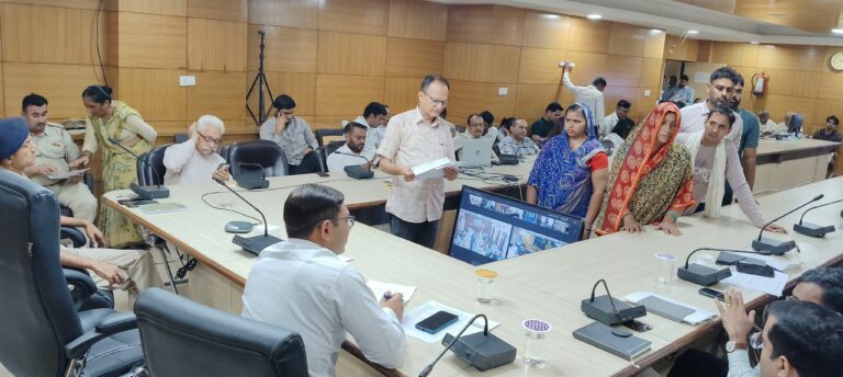 Narnaul: नागरिकों ने प्रशासनिक अधिकारियों के समक्ष रखी अपनी समस्याएं