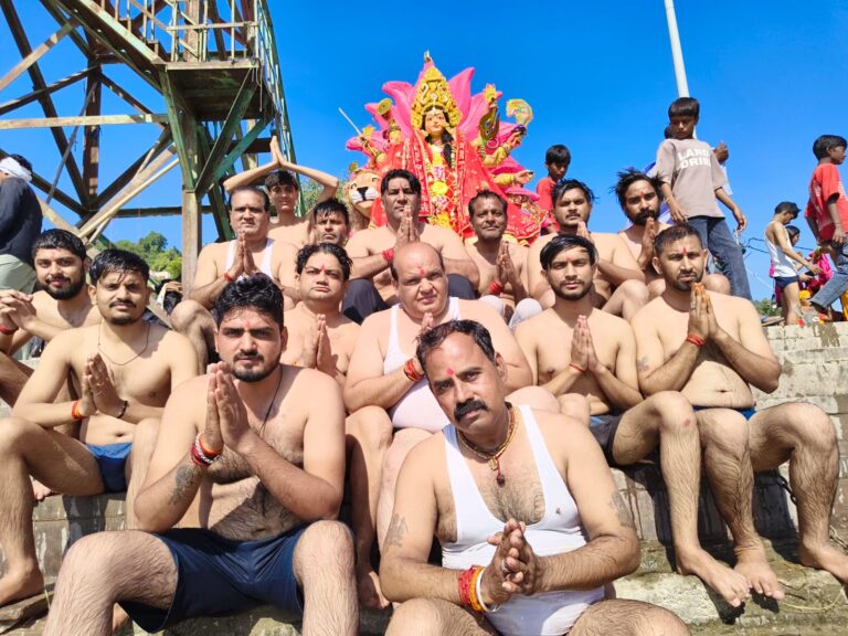 Narnaul: टाइगर क्लब परिवार नारनौल ने हरिद्वार के वीआईपी घाट पर माता रानी की मूर्ति का किया विसर्जन