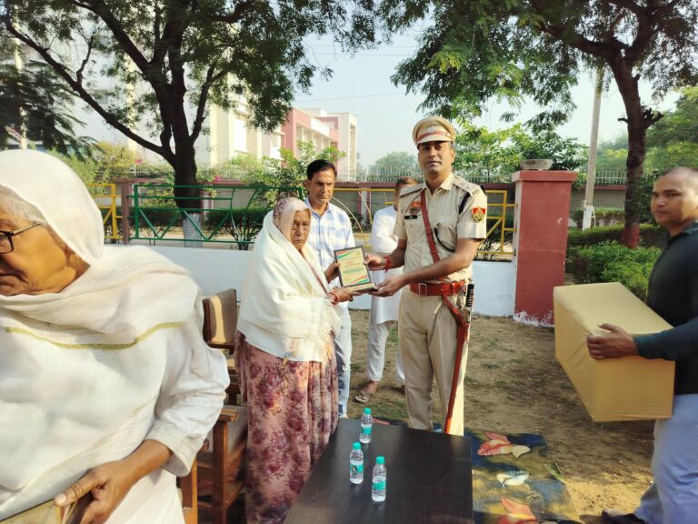 Narnaul: पुलिस शहीदी दिवस पर वीर शहीदों को नमन, पुलिस अधीक्षक ने शहीद परिवारों को किया सम्मानित