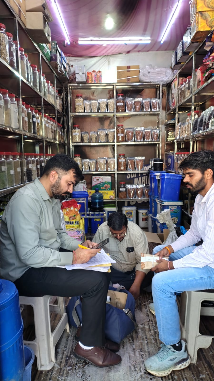 Narnaul: त्योहारी सीजन में खाद्य सुरक्षा विभाग की कार्रवाई तेज, 14 खाद्य पदार्थों के नमूने लिए