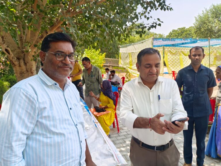 Narnaul: एसडीएम उदय सिंह ने मौके पर ही बनाई वृद्धावस्था पेंशन