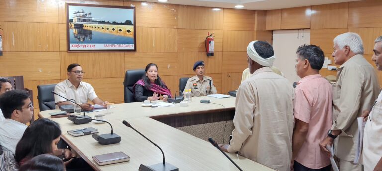 Narnaul: शिकायतों के निपटारे में न हो देरी, डीसी अनुपमा अंजली ने दिए सख्त निर्देश