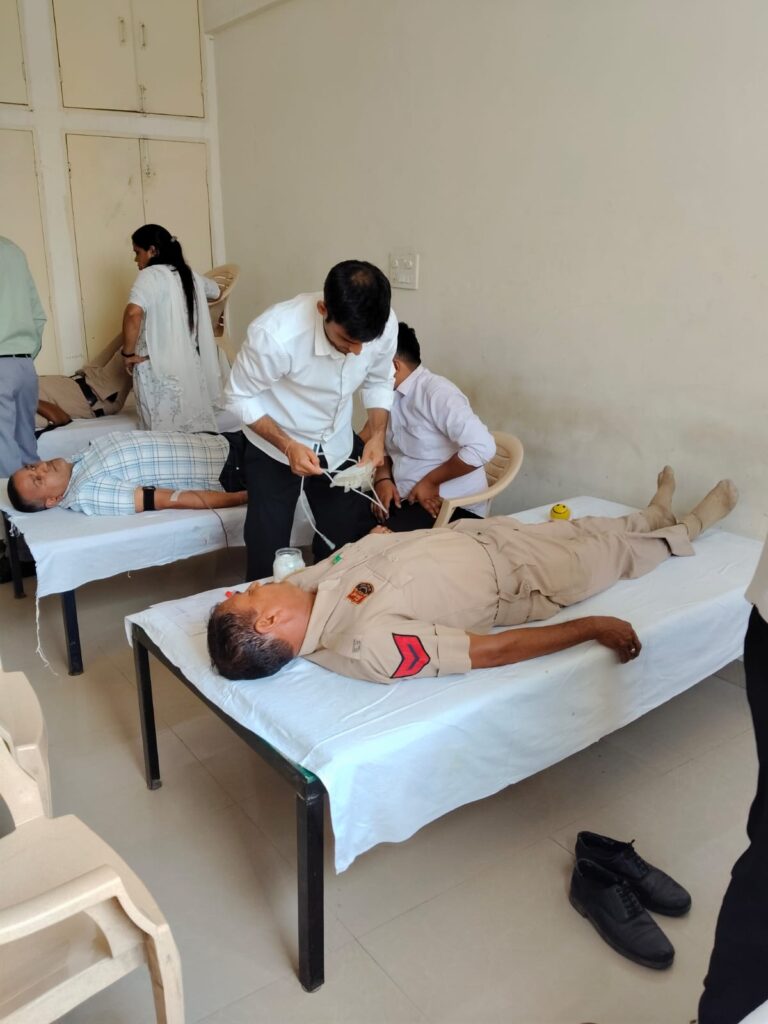 Narnaul: ‘सेवा संकल्प अभियान’ के तहत 22 पुलिसकर्मियों ने स्वैच्छिक रक्तदान कर दिया मानव सेवा का संदेश