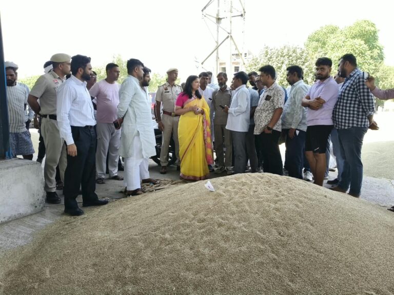 Narnaul: डीसी ने किया अटेली अनाज मंडी का निरीक्षण, गेट पास व श्रमिक कैंटीन की व्यवस्थाएं परखीं