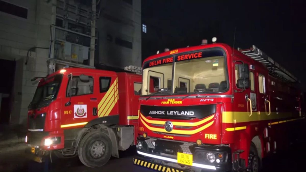 Noida Factory Fire नोएडा के सेक्टर-65 की जूता बनाने वाली फैक्टरी में लगी आग, बेसमेंट में धुआं भरने से तीन महिलाएं घायल