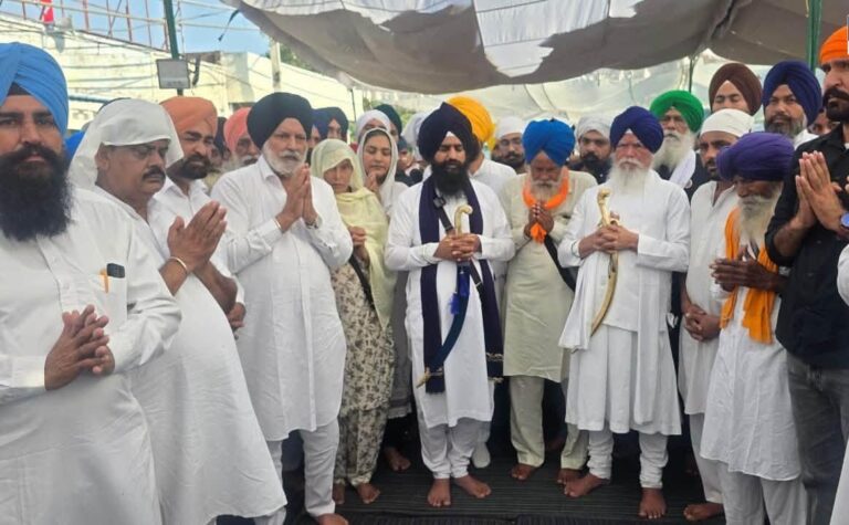 Parvinder Jhota murder : Akal Takht Sahib के जत्थेदार कुलदीप सिंह गड़गज ने परविंदर के परिजनों से मुलाकात की