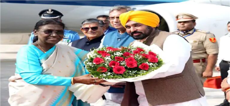 President Droupadi Murmu Chandigarh Visit : चंडीगढ़ दौरे पर पहुंचीं राष्ट्रपति द्रौपदी मुर्मू, सीएम भगवंत मान ने किया स्वागत