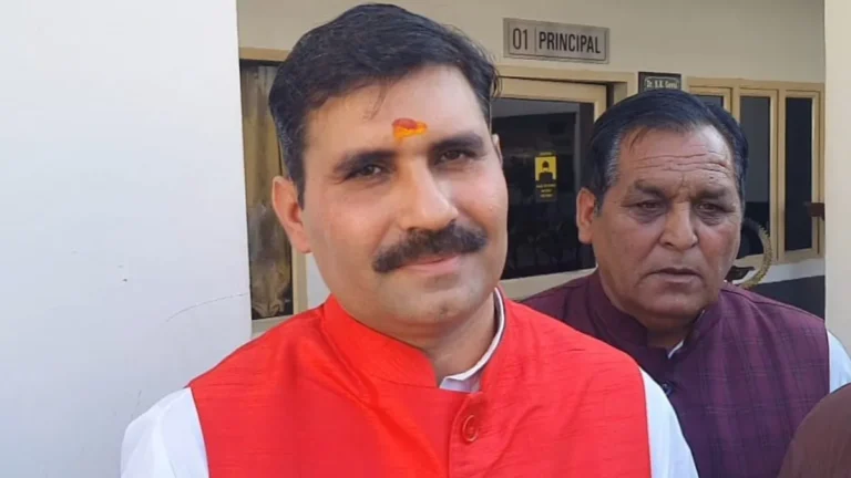 Kaithal News: विधायक सतपाल जांबा के तीखे तेवर, बिजली निगम के जेई और ठेकेदारों पर लगाए पैसे मांगने के आरोप