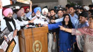 पंजाब विधानसभा सत्र के अंतिम दिन बवाल; विधानसभा के बाहर कांग्रेस-AAP विधायकों में भिड़ंत, खैरा के निलंबन पर हंगामा