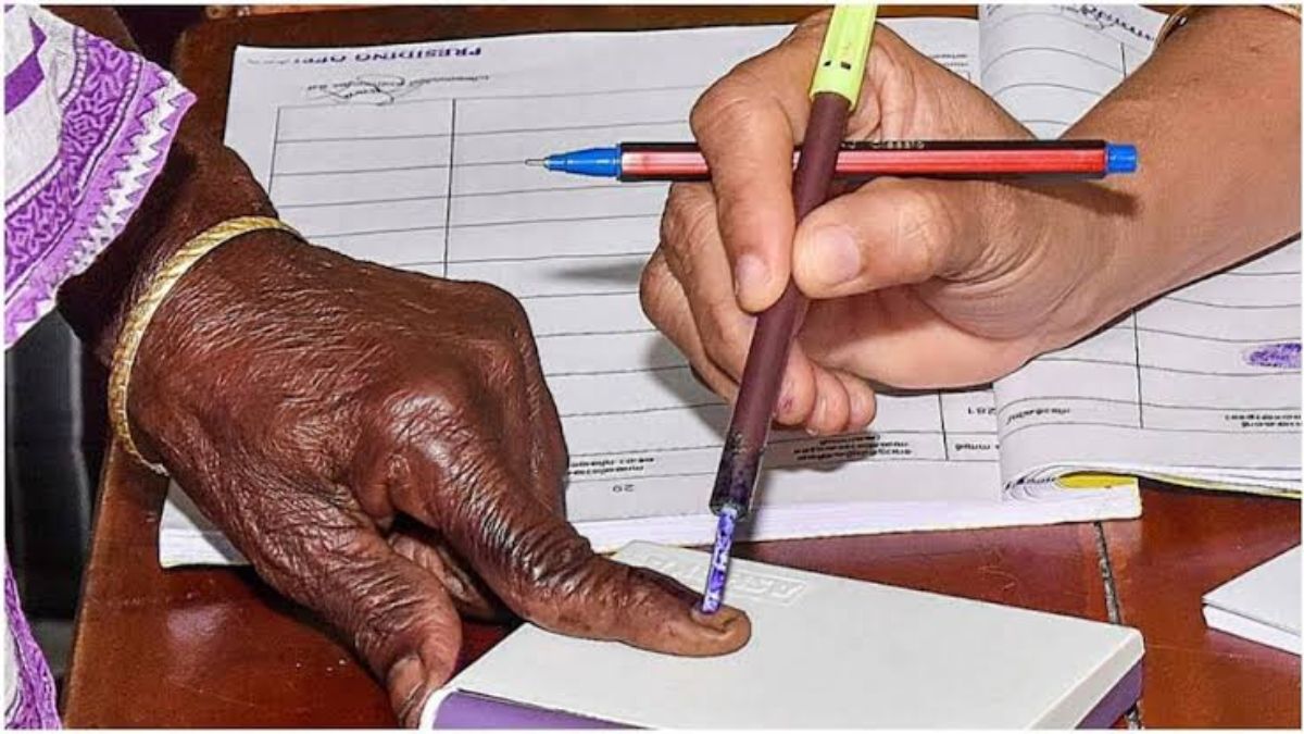 Punjab Election Commission: पंजाब विधानसभा चुनाव से पहले EC सख्त, पंजाब में गृहजिलों से हटाएं अफसर