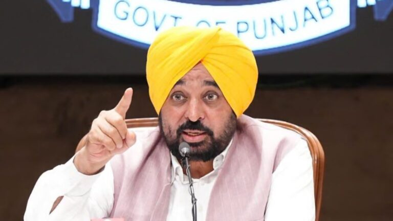 फ्रांस से लौटे भगवंत मान को एयरपोर्ट पर रोकने का आरोप, 50 हजार के चालान का AAP ने किया दावा