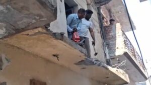 जालंधर में जेल में बंद नशा तस्करी के आरोपी के घर पर चला बुलडोजर, 70 साल जर्जर मकान खुद गिरने लगा