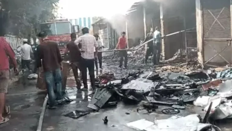 Rewari Fire News: रेवाड़ी के बावल में मोबाइल कंपनी के स्क्रैप यार्ड में लगी भीषण आग, मची अफरा-तफरी