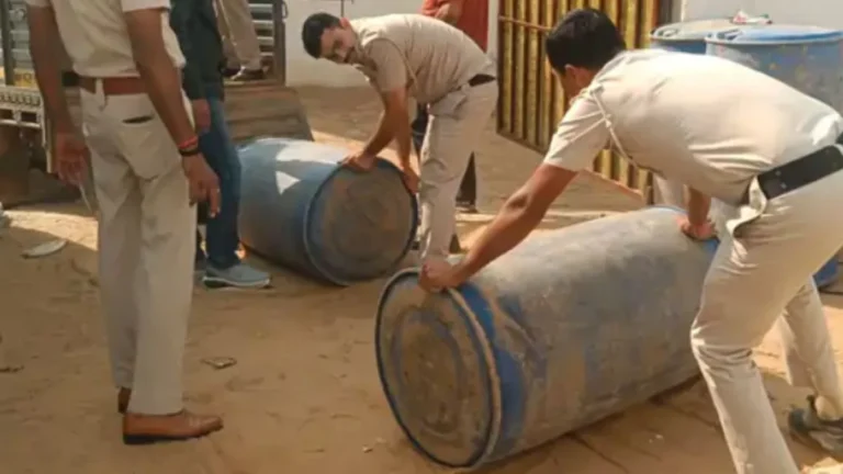 Rewari Crime News: रेवाड़ी के गज्जीवास गांव में पुलिस की रेड, 800 लीटर पेट्रोल और 700 लीटर थिनर बरामद