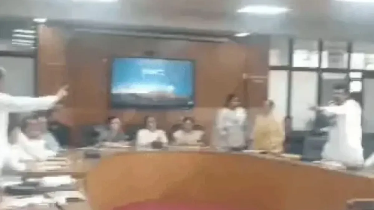 Rohtak Nagar Nigam: रोहतक नगर निगम बैठक में भारी हंगामा, कमिश्नर पर भड़कीं महिला पार्षद, माफी की मांग पर अड़े जनप्रतिनिधि
