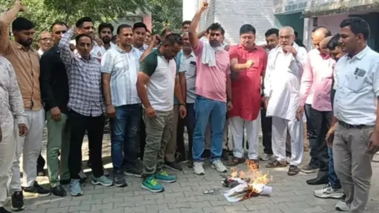 Rohtak News: रोहतक के महम में बिजली कर्मचारियों का फूटा गुस्सा, निजीकरण के विरोध में जलाईं ड्राफ्ट की प्रतियां