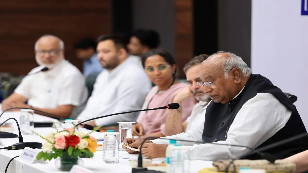 SIR Controversy ज्ञानेश कुमार के खिलाफ विपक्ष का 'पब्लिक महाभियोग', मीरा कुमार ने संभाली मॉक संसद की कमान