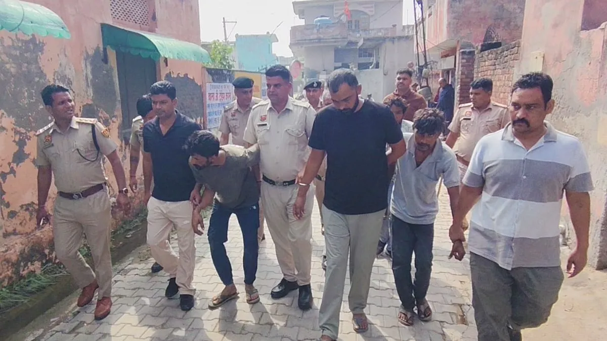 Ambala news: अंबाला में बुजुर्ग महिला की पेंशन छीनने वाले 4 आरोपी गिरफ्तार, पुलिस ने गांव में निकाला जुलूस