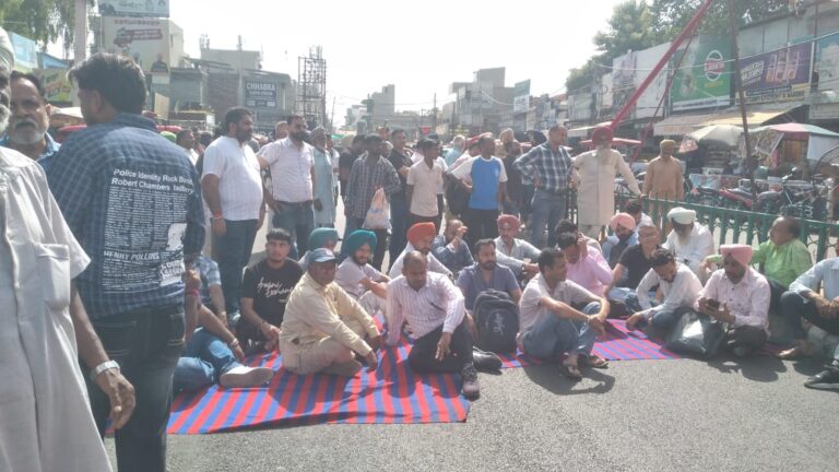 Sangrur DC Office Protest : संगरूर में डीसी कार्यालय के तीनों गेटों पर किसानों का घेराव