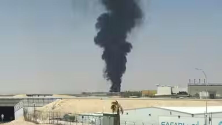 Saudi Arabia Attack: सऊदी अरब में एयरपोर्ट और तेल ठिकाने पर हमला, एक भारतीय समेत 3 की मौत